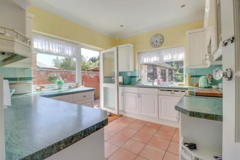 111 RUNWELL ROAD INSIDE-16.jpg