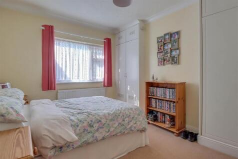 111 RUNWELL ROAD INSIDE-6.jpg