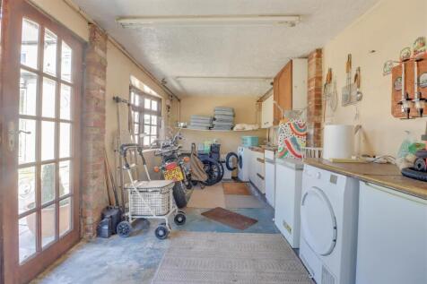 111 RUNWELL ROAD INSIDE-2.jpg