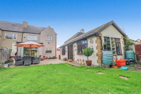 111 RUNWELL ROAD NEW GARDEN SHOTS-3.jpg