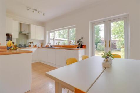 5 NORTH CRES INSIDE-16.jpg
