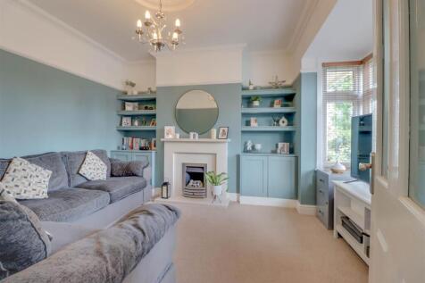 5 NORTH CRES INSIDE-8.jpg