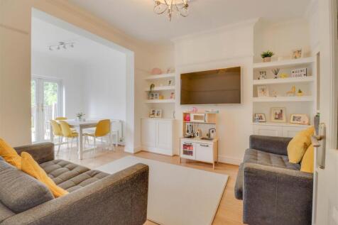 5 NORTH CRES INSIDE-12.jpg