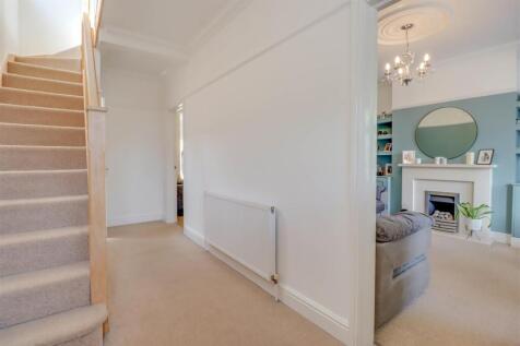 5 NORTH CRES INSIDE-9.jpg