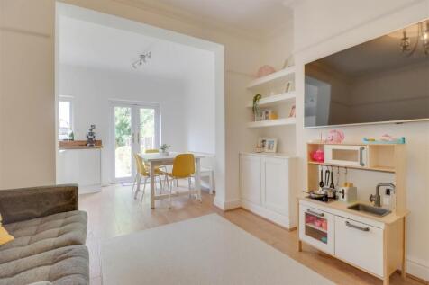5 NORTH CRES INSIDE-15.jpg