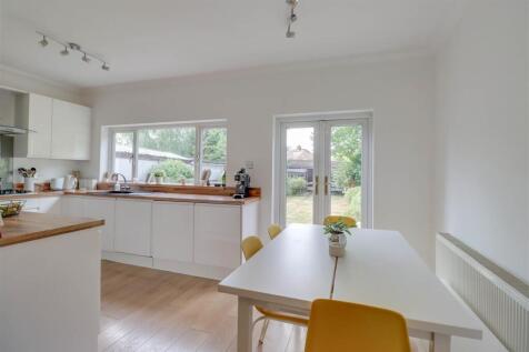 5 NORTH CRES INSIDE-14.jpg