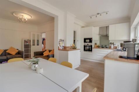 5 NORTH CRES INSIDE-18.jpg