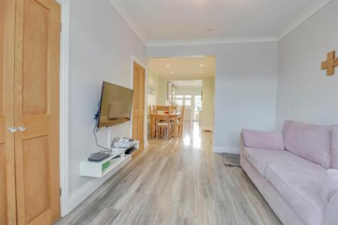 20 FANTON WALK WICKFORD INSIDE-3.jpg