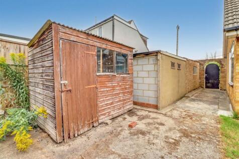 16 LONGFIELD CLOSE INSIDE-13.jpg