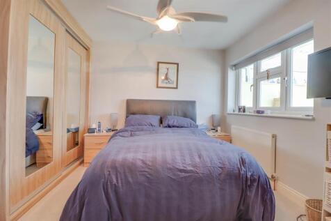7 RETTENDON GARDENS WICKFORD-6.jpg