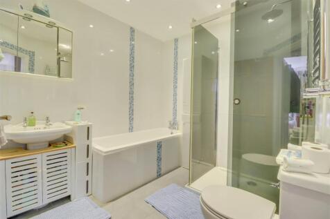 7 RETTENDON GARDENS WICKFORD-4.jpg