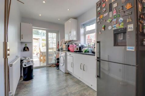 7 RETTENDON GARDENS WICKFORD-7.jpg