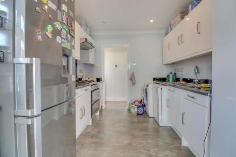 7 RETTENDON GARDENS WICKFORD-8.jpg