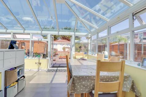 7 RETTENDON GARDENS WICKFORD-11.jpg