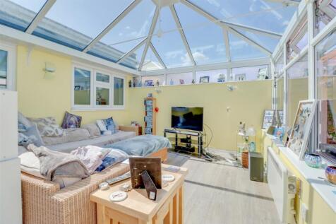 7 RETTENDON GARDENS WICKFORD-12.jpg