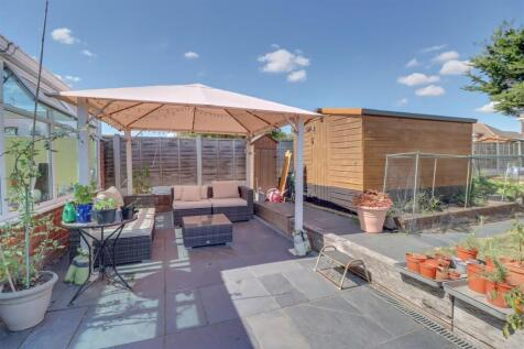 7 RETTENDON GARDENS WICKFORD-15.jpg
