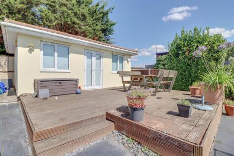 7 RETTENDON GARDENS WICKFORD-18.jpg