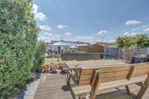 7 RETTENDON GARDENS WICKFORD-19.jpg