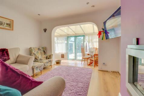 3 CARRUTHERS CLOSE INSIDE-9.jpg