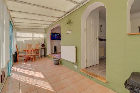 3 CARRUTHERS CLOSE INSIDE-7.jpg
