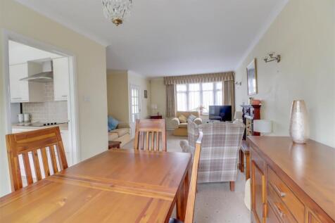 10 HIGHCLIFFE WAY INSIDE-11.jpg