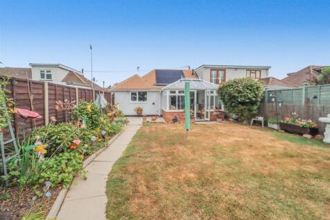 32 THIRD AVENUE REAR GARDEN.jpg