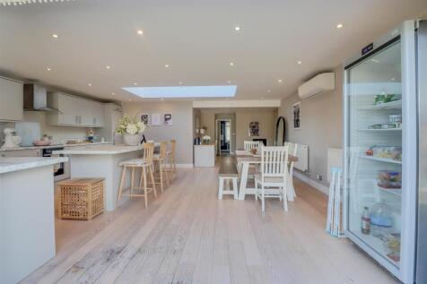 6 LILAC AVENUE INSIDE-5.jpg