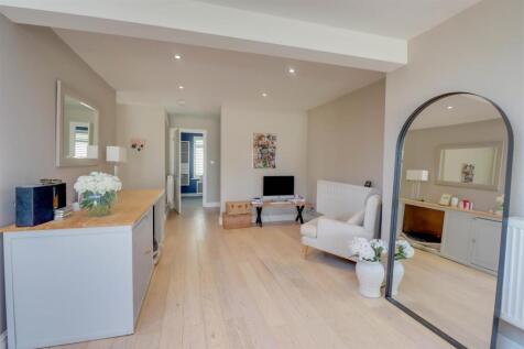 6 LILAC AVENUE INSIDE-9.jpg