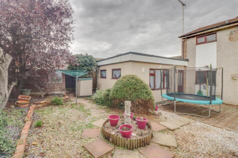 111 ALDERNEY GARDENS WICKFORD-6.jpg