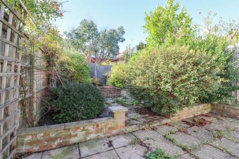 28 LEASWAY OUTSIDE-2.jpg