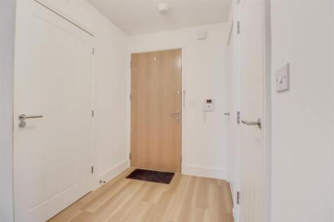 24 LIBERTY WAY HALLWAY.jpg