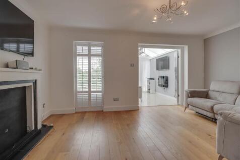 4ROCHFORD CLOSE INSIDE-7.jpg