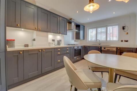 4ROCHFORD CLOSE INSIDE-2.jpg