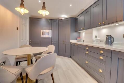 4ROCHFORD CLOSE INSIDE-3.jpg