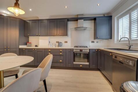 4ROCHFORD CLOSE INSIDE.jpg