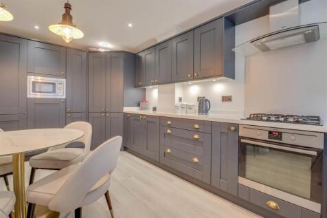 4ROCHFORD CLOSE INSIDE-4.jpg