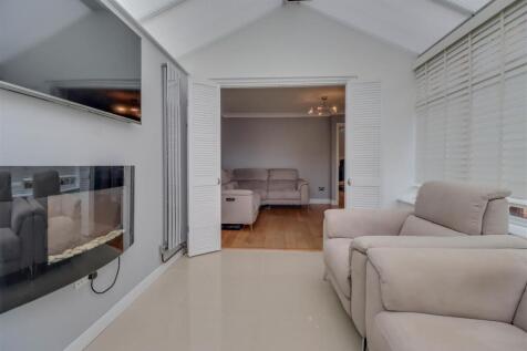 4ROCHFORD CLOSE INSIDE-11.jpg