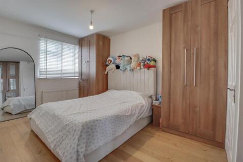 4ROCHFORD CLOSE INSIDE-12.jpg