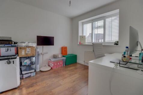 4ROCHFORD CLOSE INSIDE-15.jpg