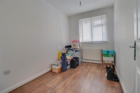 4ROCHFORD CLOSE INSIDE-17.jpg