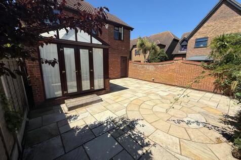 4 ROCHFORD CLOSE 3.jpg