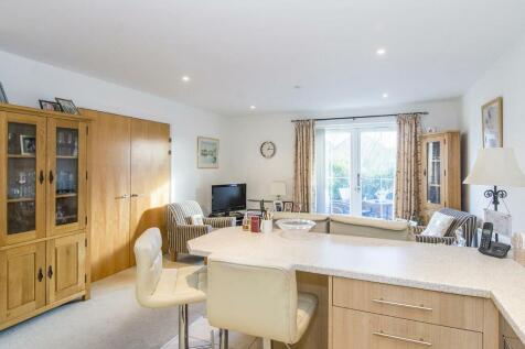 Lounge/Dining Area