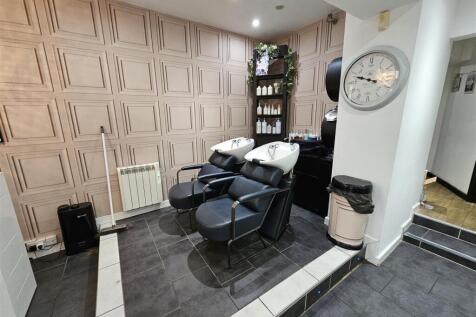 Salon Area (Photo 2)