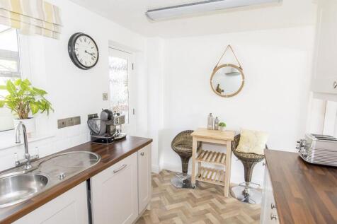 Kitchen (Photo 2)