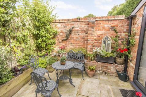 (Courtyard Style Garden Photo Two)