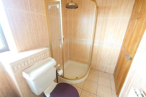 Tiled Bathroom b