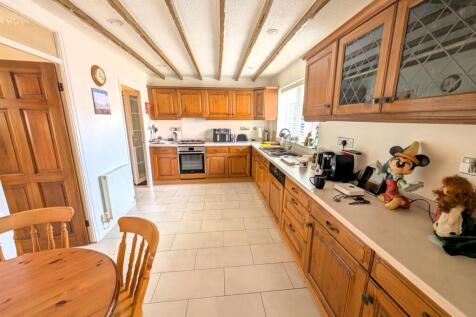 Kitchen a.jpg