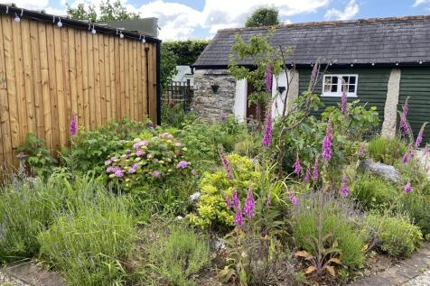 Gardens to Front