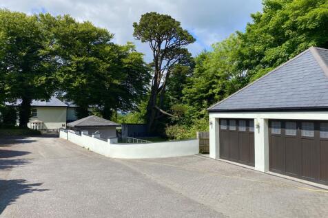 Double Garage &amp; Driveway