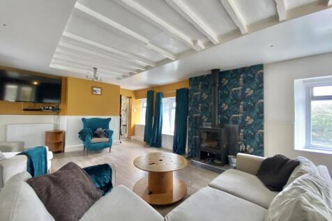 Spacious Sitting Room
